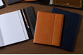 ぴたっと閉じてスリムに持ち運ぶ、高級感と携帯性を兼ね備えた「ビジネスノートカバー」を11月下旬に発売