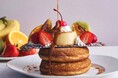 プリンは“固め派”に捧ぐ。20万食超えのふわもちパンケーキと出会う春。「ビブリオテークのプリンアラモードフェア」開催。