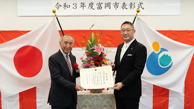 榎本富岡市長（右）とヨコオ徳間社長