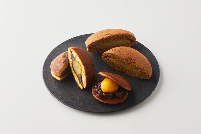 左)「中津菓子かねい」 大きな栗のしっとりどら(1個)357円 右)「梅月堂」 ぬれどら焼きプレミアム和栗(1個)378円 手前)「浅草 梅園」 栗きんとんどら焼き(1個)297円 左)「中津菓子かねい」 大きな栗のしっとりどら(1個)357円 右)「梅月堂」 ぬれどら焼きプレミアム和栗(1個)378円 手前)「浅草 梅園」 栗きんとんどら焼き(1個)297円