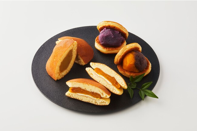 左)「雪華堂」 お芋さんどら焼き(1個)270円 右)「花かんざし」どらボール (紫いも・かぼちゃあずき、各1個)各486円 手前)「鹿島菓匠 丸三老舗」 かぼちゃバターどら焼き(1個)281円 左)「雪華堂」 お芋さんどら焼き(1個)270円 右)「花かんざし」どらボール (紫いも・かぼちゃあずき、各1個)各486円 手前)「鹿島菓匠 丸三老舗」 かぼちゃバターどら焼き(1個)281円