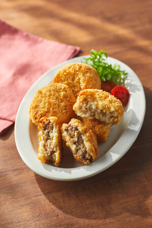 幕別「木川商店」 十勝ロイヤルマンガリッツァ豚の 上）コロッケ（1個）540円【各日限定50】 下）メンチカツ（1個）1,080円【各日限定30】 ◎前半