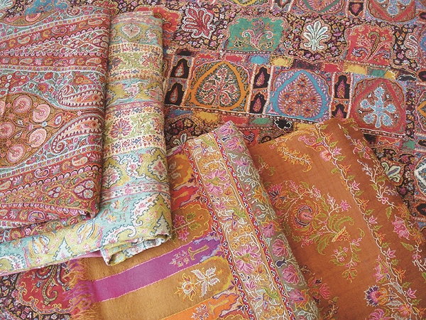 インドカシミール地方で作られたパシュミナのショール。細いジャガード織りや手刺繍が施されている。