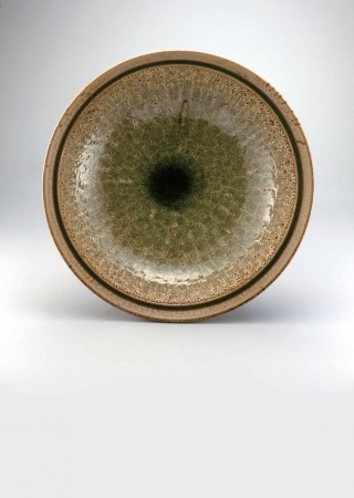 灰釉象嵌菊花文大皿（径55×高さ14cm）1979年作　参考出品（益子町文化財指定）