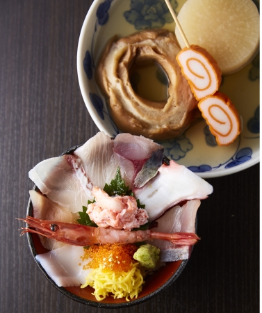 旬の魚がたっぷりの海鮮丼や、加能かに丼。人気の金沢おでんと一緒に。 「あまつぼ」プチ海鮮丼・ 金沢おでんのセット （１人前）２，５８０円