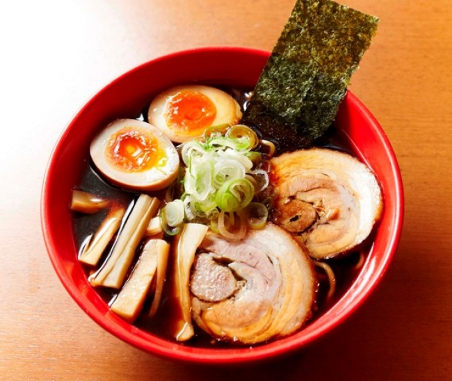 ＜北日本新聞＞【富山】「富山ブラック 麺家いろは」富山ブラック味玉ラーメン（１人前）９１８円