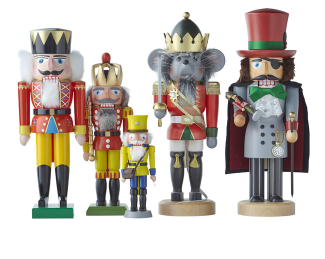  ドイツ・エルツ地方から、伝統工芸品として人気のくるみ割り人形。 くるみ割り人形　（左から） 赤の王様（約３６ｃｍ）２５，６８５円 透かし王冠の王様（約３２ｃｍ） １２，１５５円　など　