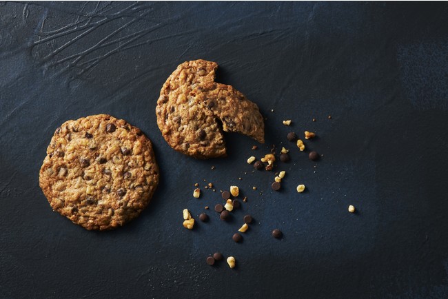 「ダブルツリーbyヒルトン那覇首里城」 25年にわたり世界各地の“ダブルツリーbyヒルトン”に宿泊のお客様に振舞われたチョコチップクッキーが特別に。クルミやオーツをふんだんに使用したアメリカンクッキー。表はカリッと中はしっとりの絶妙な食感が癖になる一品。