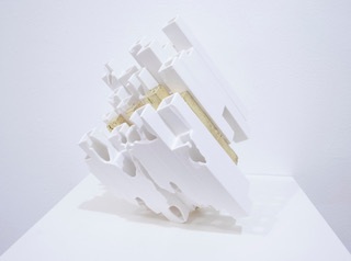 竹内紘三 「Modern Remains Hope」（ 磁土・木・金箔 、18 × 16 × 21 cm）価格 ：231,000円(税込)