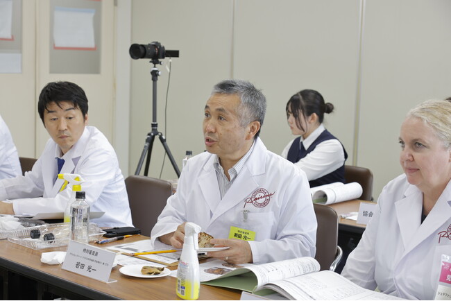 試食審査を行う特別審査員の若田光一氏