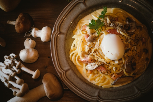 チーズの器に閉じ込めた きのこの濃厚カルボナーラ 秋の味覚をチーズと味わう3種類の新メニュー Ccc Cheese Cheers Cafe チーズチーズ カフェ 株式会社globridgeのプレスリリース