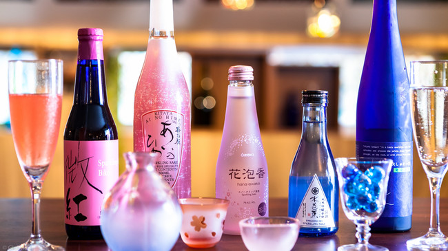 おとなの日本酒クリームソーダ がレトロ可愛い 日本酒バル 蔵のや から夏限定のデザートカクテル誕生 株式会社globridgeのプレスリリース