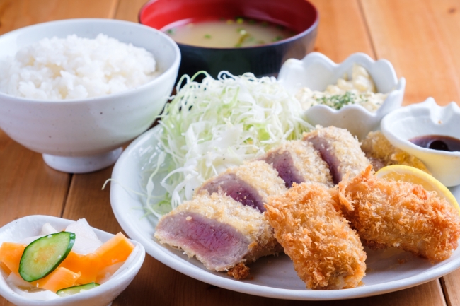 マグロのレアカツとカキフライ定食