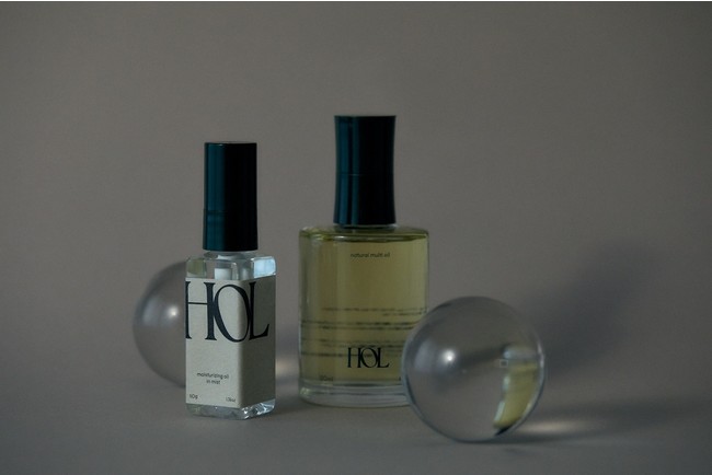 【左】HOL moisturizing oil in mist 50ml ￥4,950 (taxin) 【右】HOL natural multi oil 120ml ￥7,480 (taxin) 