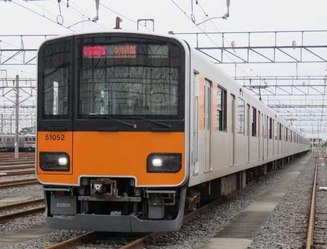 ラッピングを施す50050型車両