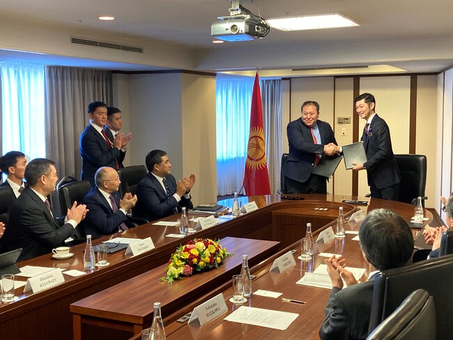 キルギス共和国大統領立ち合いのもと行われた調印式