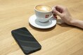 日本初!無垢のテーブルに「置くだけ充電」を実現!エレクトロンヴェクシー×飛驒産業が共同開発したスマートテーブルをカフェラボに採用