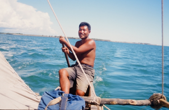 小舟の操縦を習う人類学者（飯田 卓、当時27歳、1996年）