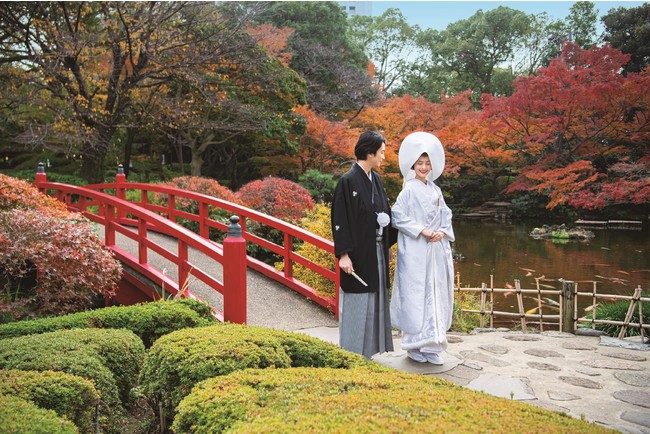 江戸時代から受け継がれ400年の歴史を誇る日本庭園。四季折々の風景が美しく、11月末～12月には紅葉が最盛期に。