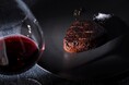 炭と薪—炎の個性が息づくグリルとワインのダイニングが誕生。