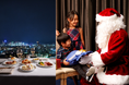サンタクロースがプレゼントを持ってお子さまのもとに。絶景ダイニングで夢のクリスマスプランが誕生!