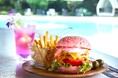 ソロ活からシェアまで！夏のプールサイドを彩る「シーンで選べる」4つのバケーショングルメ登場