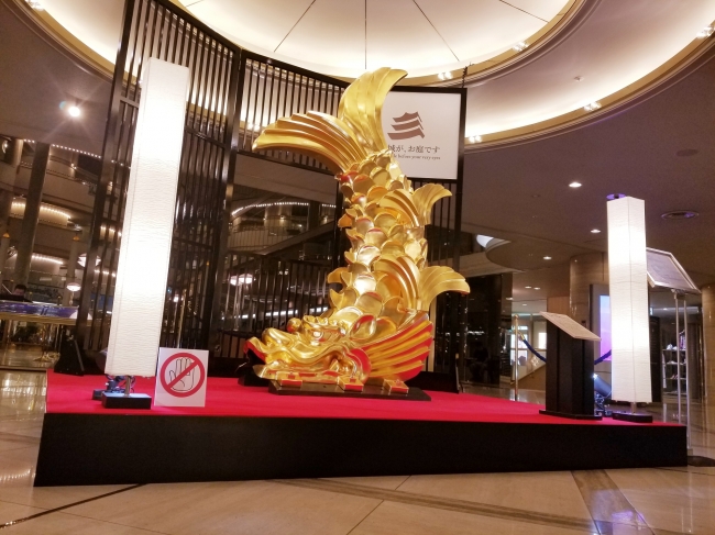 大阪城の天守に輝く 原寸大の金鯱 複製 がホテルロビーにお目見え 株式会社ニュー オータニのプレスリリース