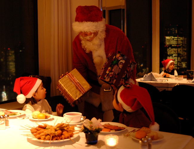日本で唯一 公認サンタクロースが来るクリスマスビュッフェ 忘れられない想い出と 最高の笑顔をプレゼント 株式会社ニュー オータニのプレスリリース