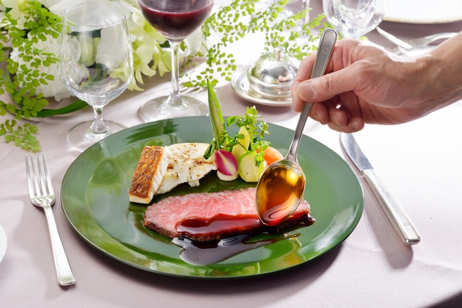  ＜二の皿＞ホテルニューオータニ伝統の極みローストビーフと真鯛のデュオ　ドフィーネ風