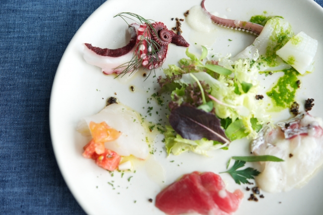 「 EAT LOCALLY 」地元でとれた旬の食材を食べる！がテーマ