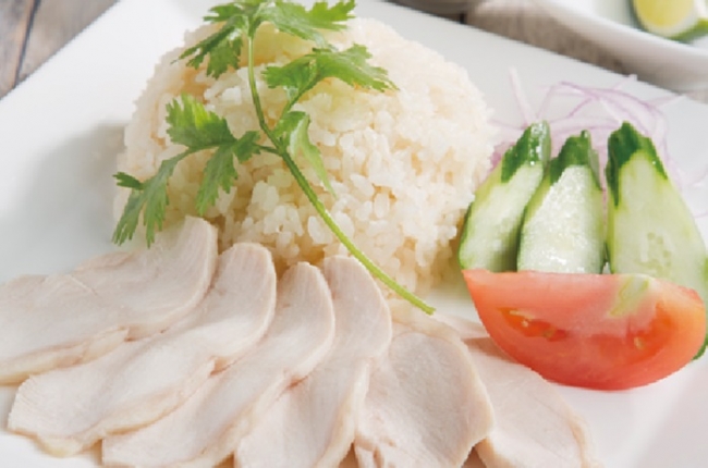 「海南鶏飯(ハイナンジーファン)～シンガポールチキンライス～」（880円） ＊ランチメニュー