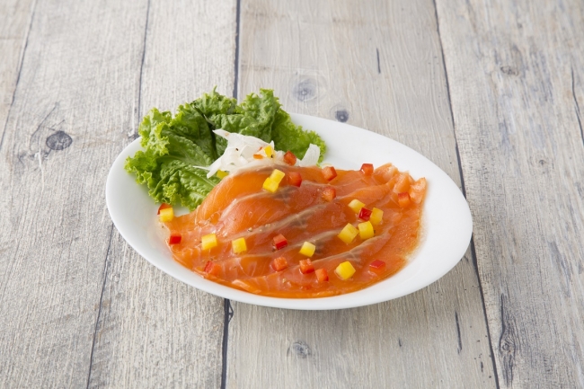 「スモークサーモンのカルパッチョ」（580円）