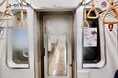 母乳バンク×マタニティマークのステッカーが都営大江戸線に登場