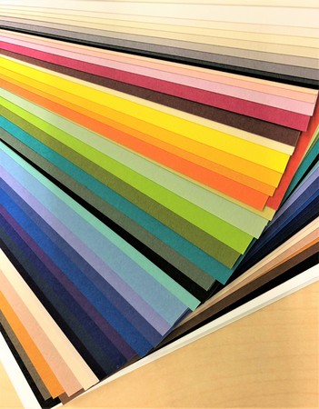 50種類の色見本の中から好きな色をセレクトして台紙を制作することができる