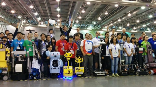 RoboCup 2015出場メンバー（中央の赤いシャツを着た右側前列が出村君）