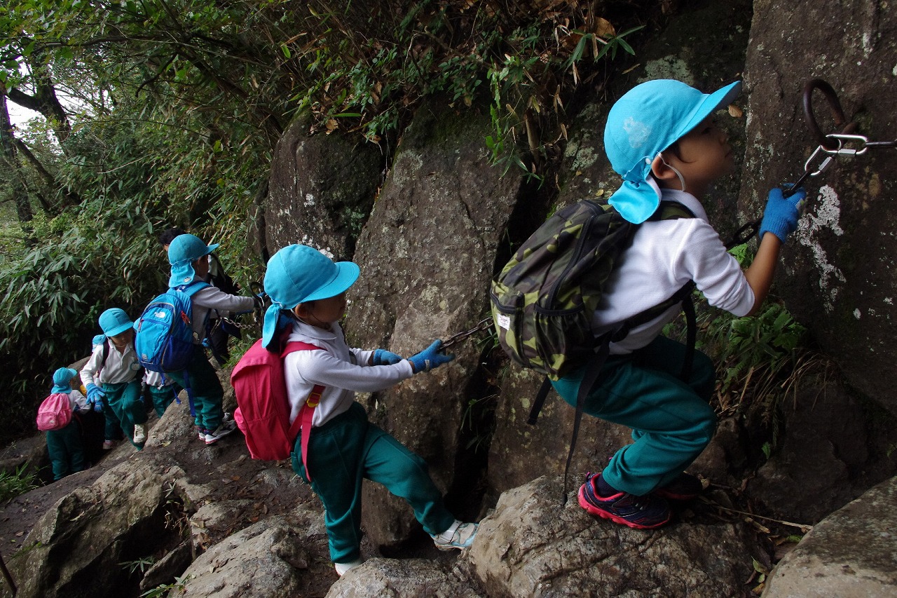 麗澤幼稚園 新遊具で登る力を鍛え 登山にチャレンジ 園児が助け合いながら筑波山頂上を目指す 麗澤 Reitaku のプレスリリース
