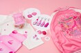 「うんこミュージアム YOKOHAMA BAY」、“うん勢”が占えるフォーチュンクッキーや「うんこLOVE」なピンクのスカジャンなど店舗限定グッズを解禁