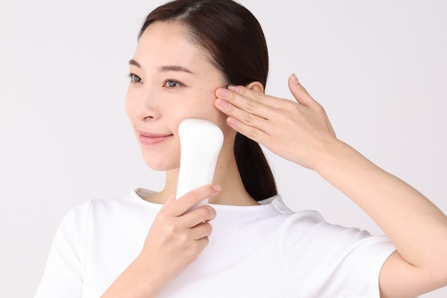 皮膚の専門家監修 エステサロンが開発した美顔器・人気のエステをご