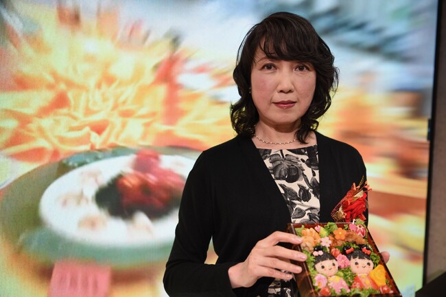 グルメイベント「日本における遼寧の味」の開幕式で、キャラ弁を披露する叶霖氏。東京都内で(2022年11月18日撮影)。(c)AFPBB News グルメイベント「日本における遼寧の味」の開幕式で、キャラ弁を披露する叶霖氏。東京都内で(2022年11月18日撮影)。(c)AFPBB News