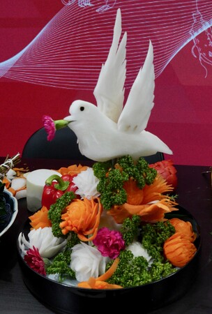 グルメイベント「日本における遼寧の味」の開幕式で、王建華氏が手掛けた野菜の彫刻。東京都内で(2022年11月18日撮影)。(c)AFPBB News グルメイベント「日本における遼寧の味」の開幕式で、王建華氏が手掛けた野菜の彫刻。東京都内で(2022年11月18日撮影)。(c)AFPBB News