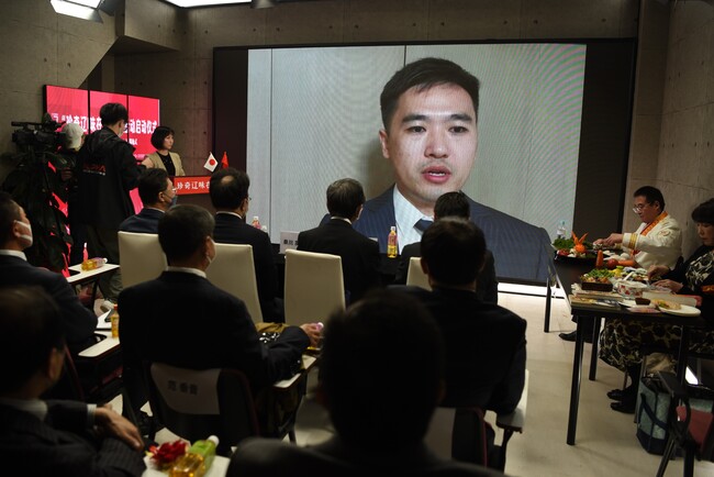 グルメイベント「日本における遼寧の味」の開幕式で、ビデオメッセージを寄せる在日中国大使館の李万鵬領事。東京都内で(2022年11月18日撮影)。(c)AFPBB News グルメイベント「日本における遼寧の味」の開幕式で、ビデオメッセージを寄せる在日中国大使館の李万鵬領事。東京都内で(2022年11月18日撮影)。(c)AFPBB News