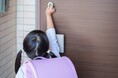 一戸建て住宅に住み、子どもを持つ親の約6割が、自宅の玄関ドアや窓の防犯性能に不安を感じている!株式会社中村建硝が「子どもの留守番と防犯対策」に関する調査を実施!