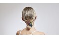 <THE HAIR BAR TOKYO>から圧巻の機能性を誇る、人気のキューブとピラミッドポニーの新色が登場!湿度が増していくこの季節にプリズムに輝くオーナメントで涼やかなヘアアレンジを。