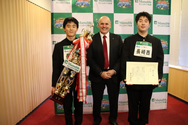 優勝した長崎県代表長崎西チームとマニュライフ生命社長のロビンソン。