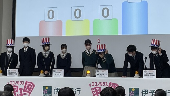 12月11日(日)実施の愛媛大会でクイズに挑む高校生