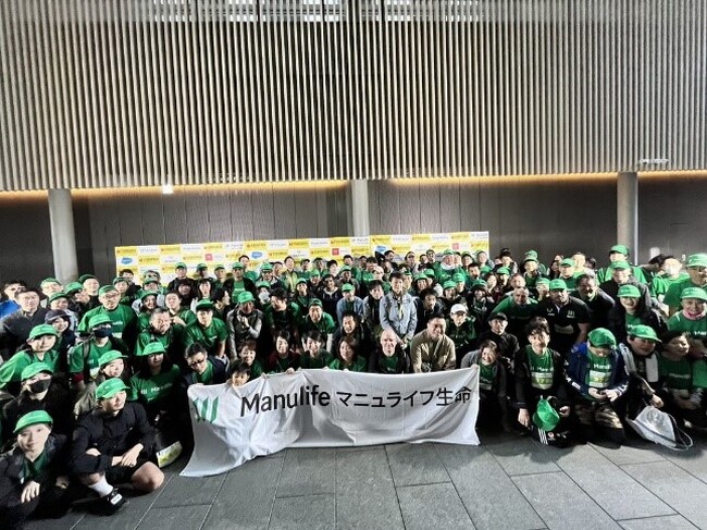 出発の東京TOKIAビルに集まったマニュライフ生命の社員たち