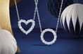 【デビアス フォーエバーマーク】タイムレスなモチーフの新作ダイヤモンドペンダントが発売
