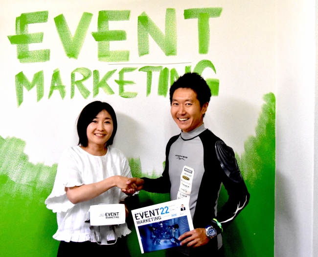 月刊イベントマーケティング編集長の樋口と握手を交わすハンググライダー日本代表鈴木由路選手（右）