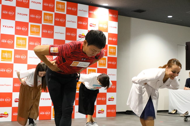 ※腸を動かすストレッチ。腸を揉みながら前屈