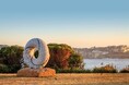 世界各国のアーティストが制作した彫刻が展示される野外彫刻展スカルプチャー・バイ・ザ・シー・ボンダイ2024が26年目の開催